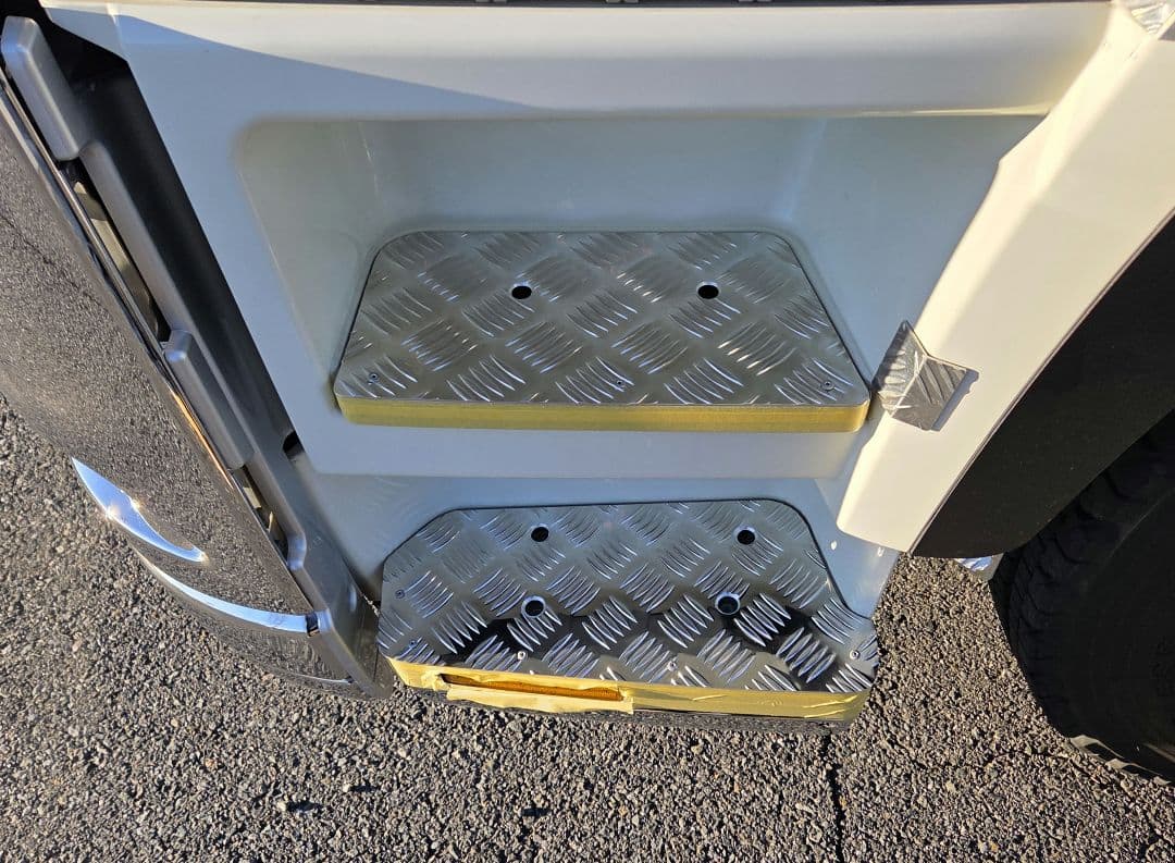 ピ*ん様 17スーパーグレート　サイドステップアルミ縞板×鏡面ステンボルトナット