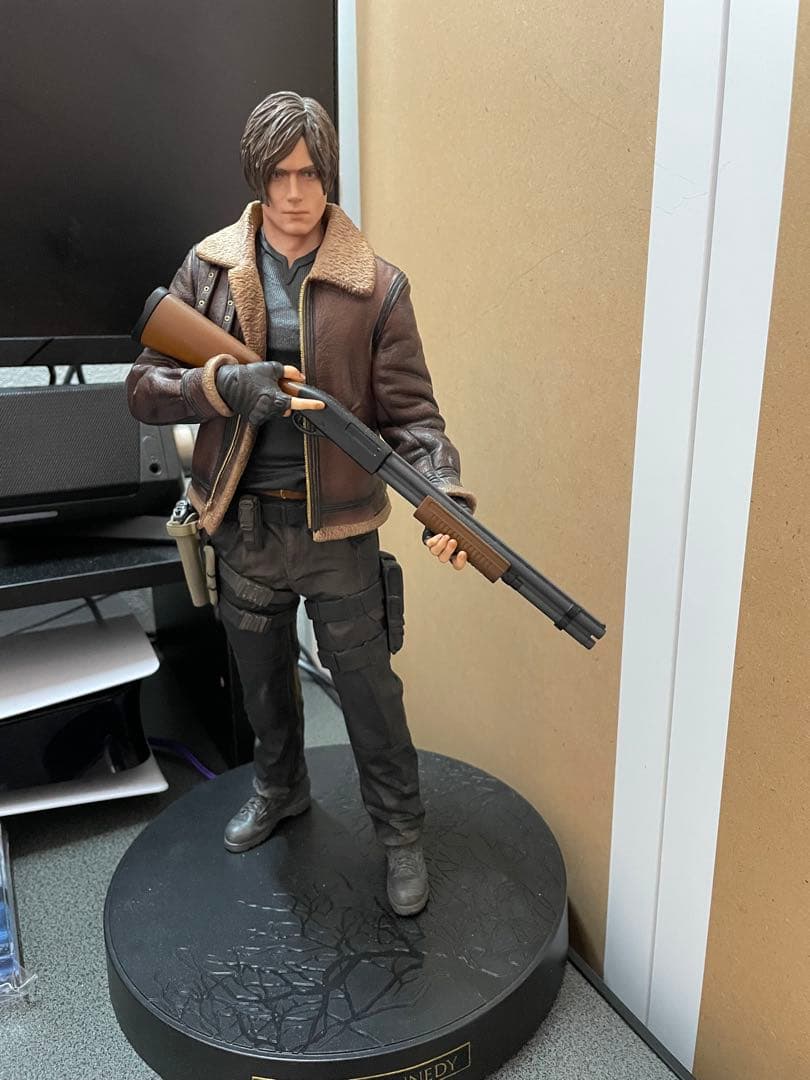 RE:4 コレクターズエディション レオン・S・ケネディ フィギュア