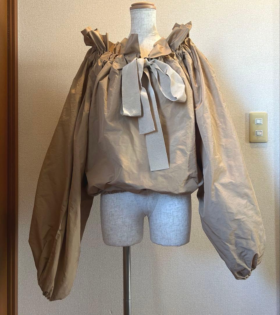 【PATOU】フリルブラウス　36 ベージュ