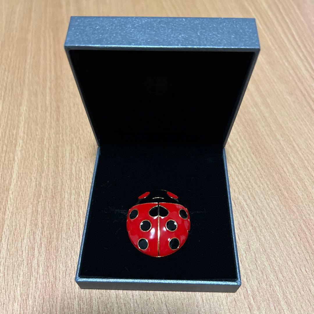 ジョジョ展　ブローチ　てんとう虫　ジョルノブローチ