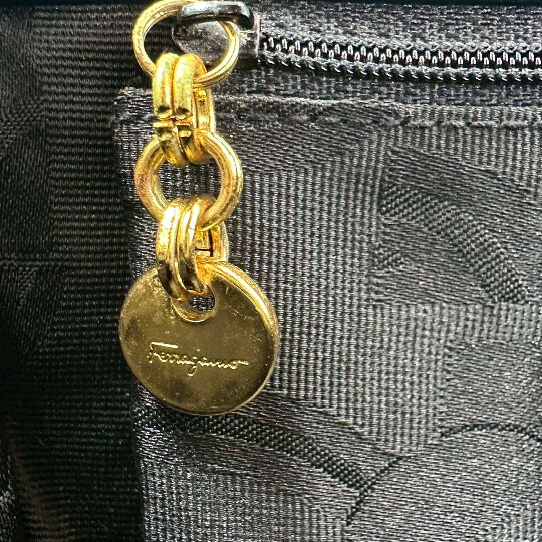 サルヴァトーレフェラガモ レザー Wホック ヴァラリボン ハンドバッグ