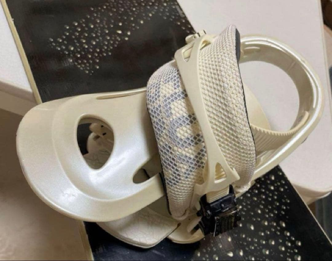 お正月特価‼️YESブラック系スノーボード FLUXホワイトバインディング