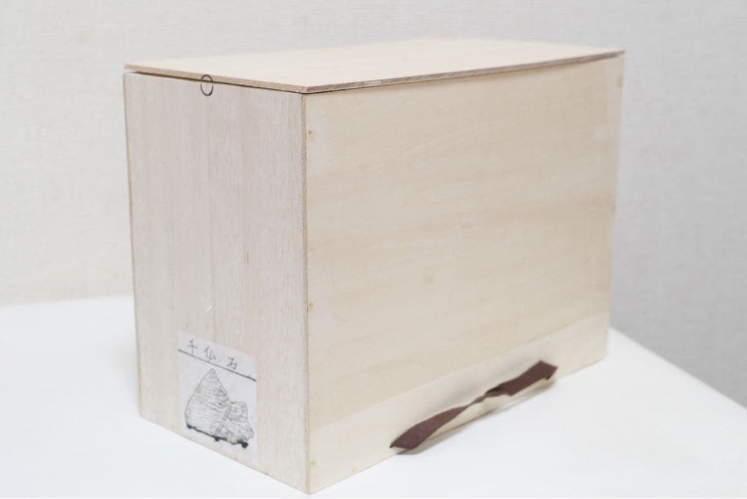 福岡県　千仏石　紫檀台座、箱付き　鑑賞用石　水石　天然石