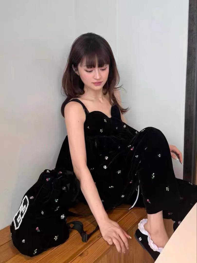 Bibiy. ブラック フラワー刺繍 トップス