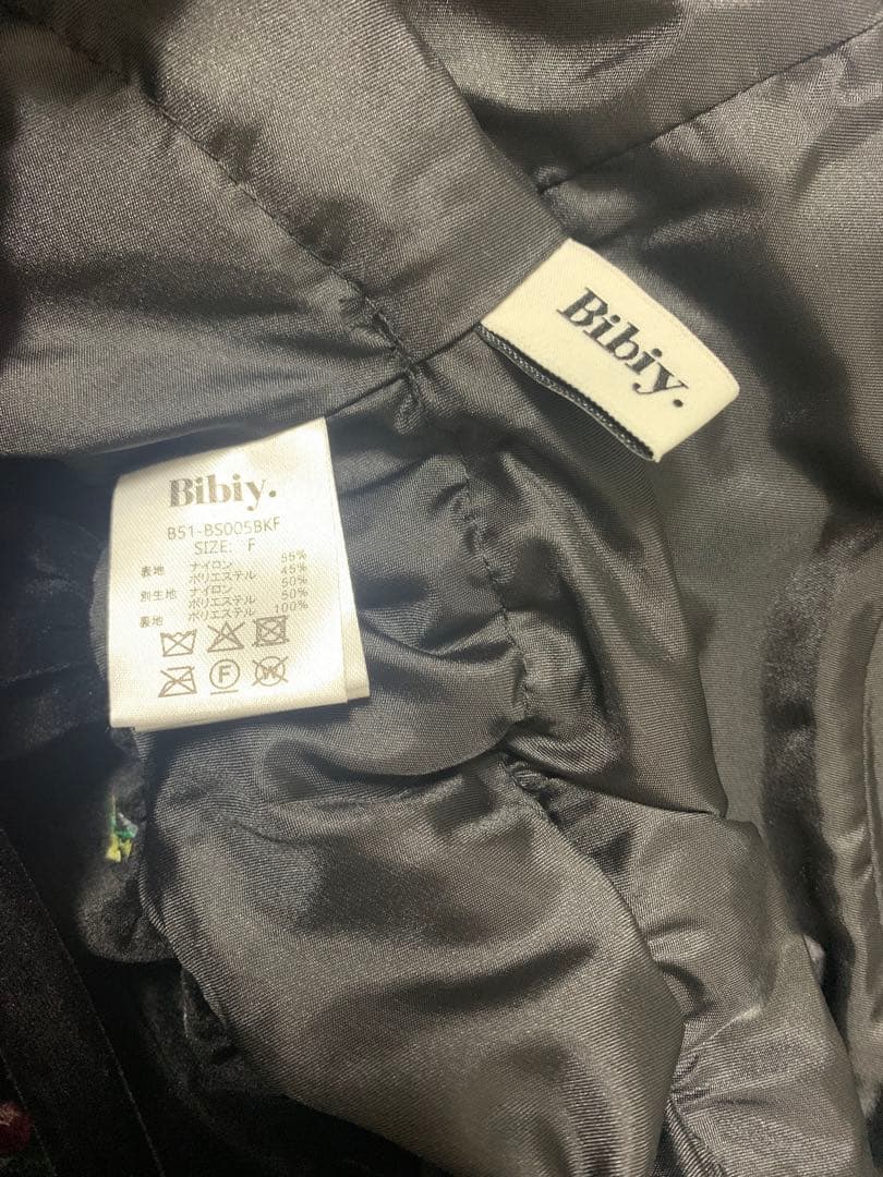 Bibiy. ブラック フラワー刺繍 トップス