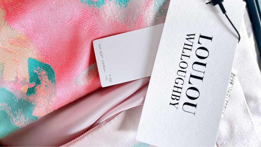 アート柄　ジャガードサテンスカー新品未使用