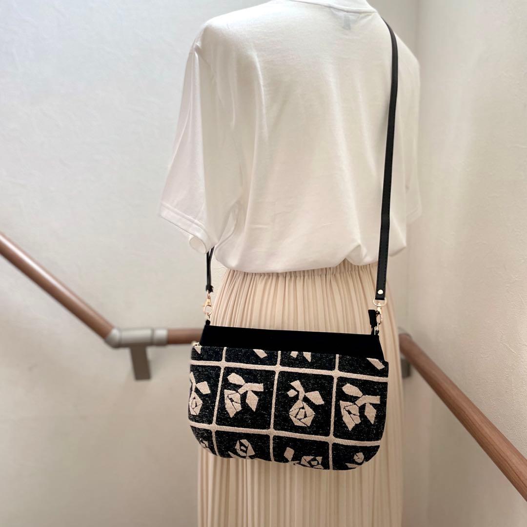 ⚮̈ミナペルホネン　Lulu black ドラポケショルダー　ポシェット