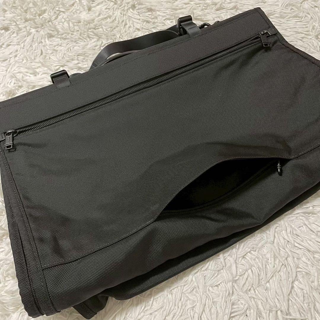 極美品　トゥミ　ガーメントバッグ　トライフォールド　3つ折りキャリーオン　黒