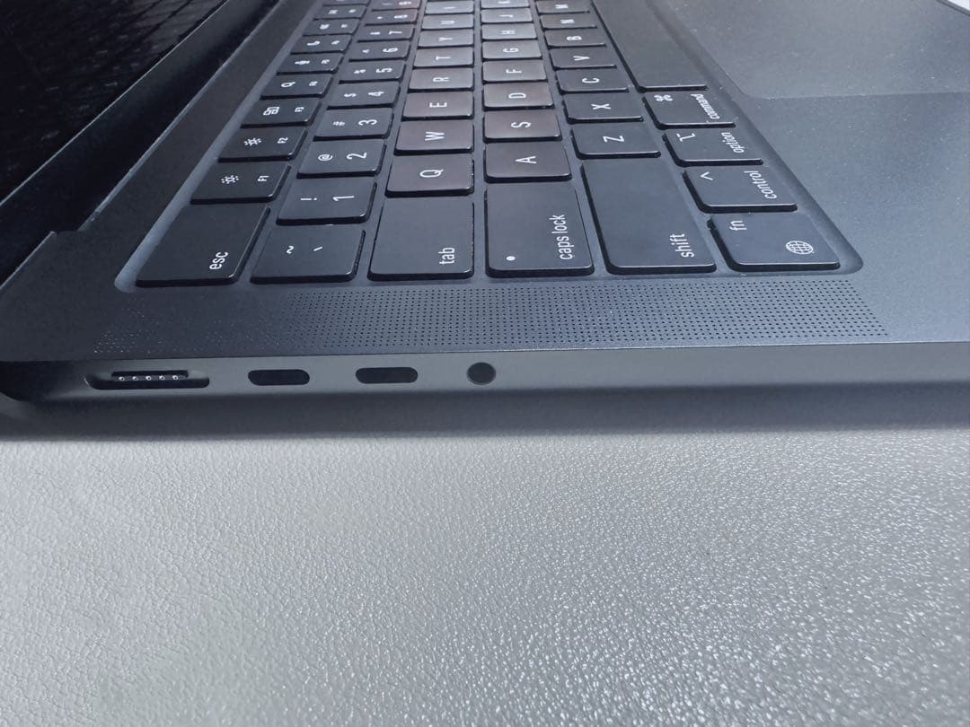 MacBook Pro M4、14インチ、ブラック